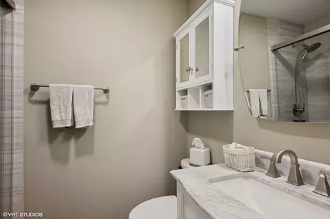 Bath - 811 S Lytle St #506, Chicago, IL 60607 photo 2 of 2