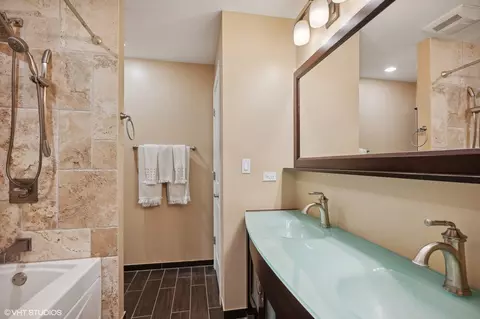 Bath - 811 S Lytle St #506, Chicago, IL 60607 photo 1 of 2