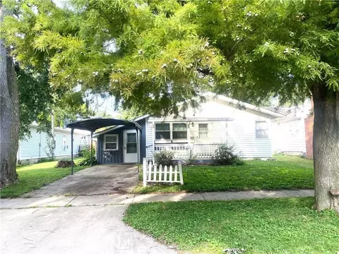 316 N Pine St, Nokomis, IL 62075