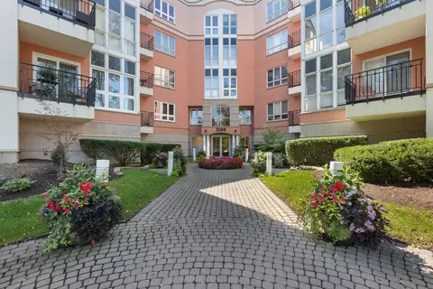 3100 Lexington Ln #113, Glenview, IL 60026
