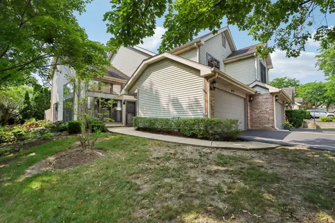 879 N Auburn Woods Dr, Palatine, IL 60067