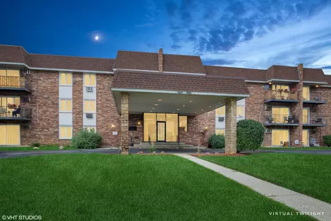 850 S Lorraine Rd #2G, Wheaton, IL 60189