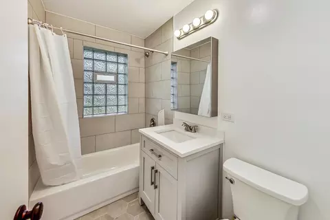 Bath - 1768 Whitcomb Ave, Des Plaines, IL 60018 photo 1 of 1