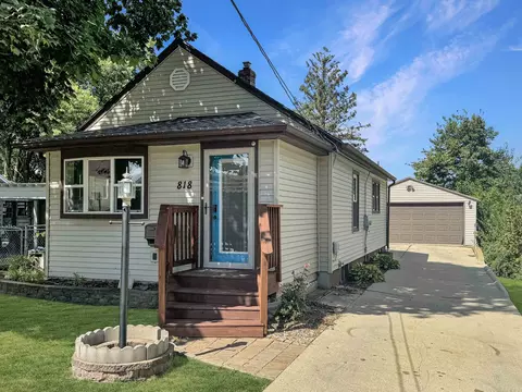 818 Monroe Dr, Freeport, IL 61032