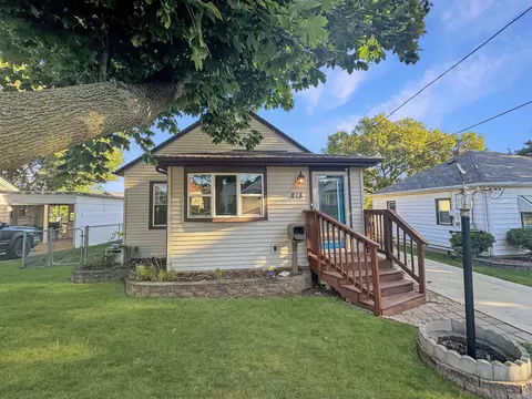 818 Monroe Dr, Freeport, IL 61032 photo 2
