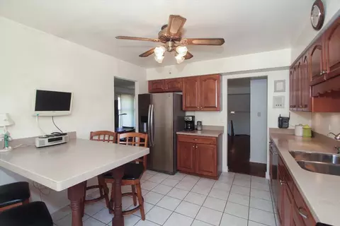 Kitchen - 4049 Winston Dr, Hoffman Estates, IL 60192 photo 2 of 3