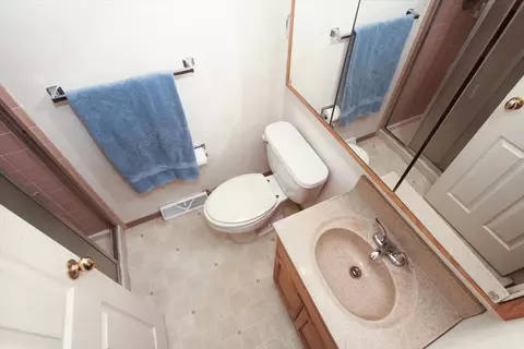 Bath - 4049 Winston Dr, Hoffman Estates, IL 60192 photo 1 of 3