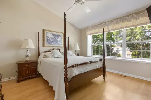 Bedroom - 4750 Amber Cir, Hoffman Estates, IL 60192 photo 1 of 2