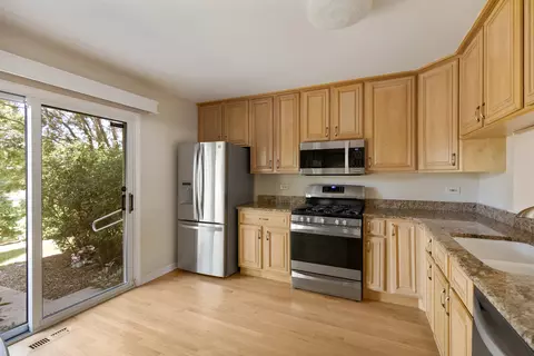 Kitchen - 4750 Amber Cir, Hoffman Estates, IL 60192 photo 3 of 4
