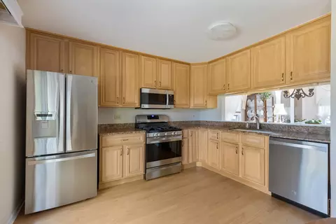 Kitchen - 4750 Amber Cir, Hoffman Estates, IL 60192 photo 4 of 4