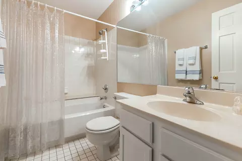 Bath - 4750 Amber Cir, Hoffman Estates, IL 60192 photo 4 of 4