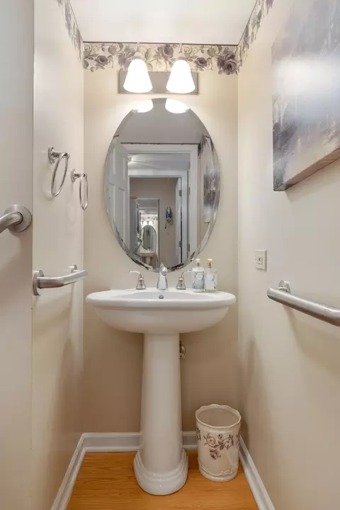 Bath - 4750 Amber Cir, Hoffman Estates, IL 60192 photo 1 of 4