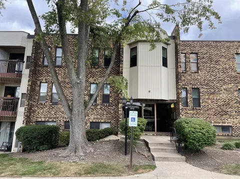 2212 Country Club Dr #3, Woodridge, IL 60517