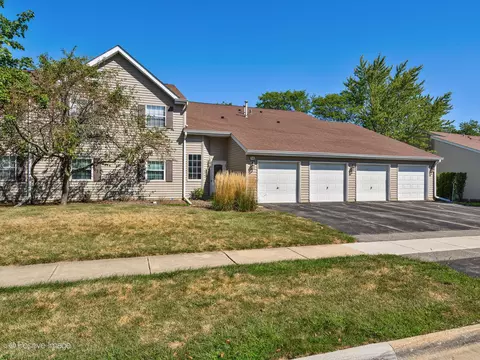 546 Shag Bark Ln E #D, Streamwood, IL 60107
