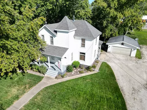 511 E 2nd St, Gilman, IL 60938 photo 1