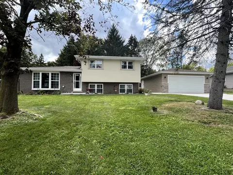 16 W311 93rd Pl, Burr Ridge, IL 60527