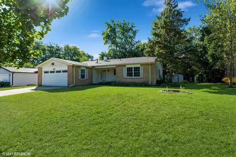 327 Greentree Pkwy, Libertyville, IL 60048
