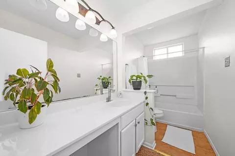 Bath - 2909 Discovery Dr, Plainfield, IL 60586 photo 4 of 7