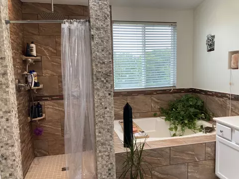 Bath - 2909 Discovery Dr, Plainfield, IL 60586 photo 3 of 7
