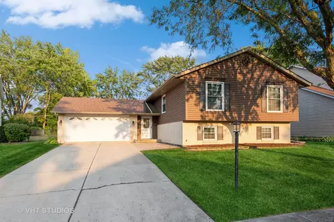 14 Spring Valley Ln, Streamwood, IL 60107
