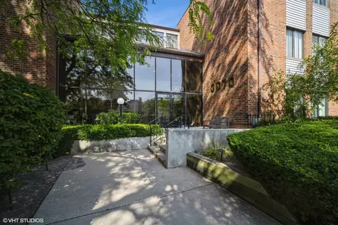 3070 Pheasant Creek Dr #303, Northbrook, IL 60062