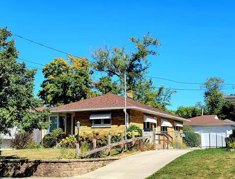 1833 N Jackson St, Waukegan, IL 60087