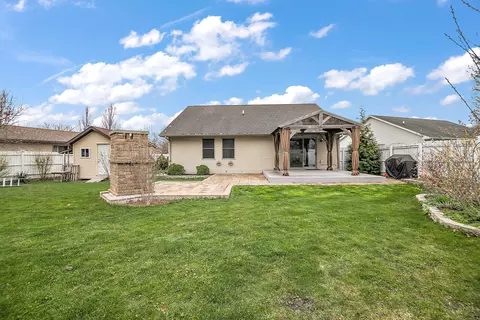 Exterior - 424 Mohawk Dr, Bourbonnais, IL 60914 photo 4 of 10