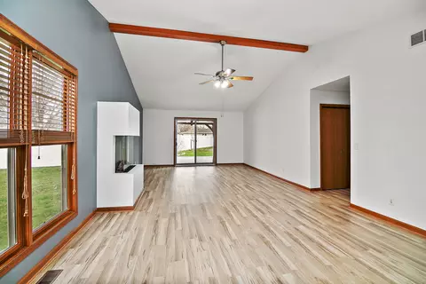 Living - 424 Mohawk Dr, Bourbonnais, IL 60914 photo 2 of 7