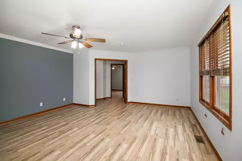 Living - 424 Mohawk Dr, Bourbonnais, IL 60914 photo 7 of 7