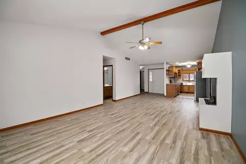 Living - 424 Mohawk Dr, Bourbonnais, IL 60914 photo 6 of 7