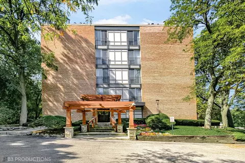 5810 Oakwood Dr #2A, Lisle, IL 60532