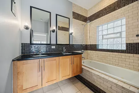 Bath - 1261 E 46th St #201E, Chicago, IL 60653 photo 1 of 2