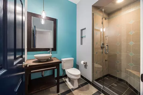 Bath - 1261 E 46th St #201E, Chicago, IL 60653 photo 2 of 2