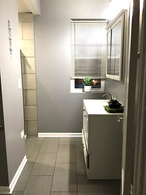 Bath - 7423 S Euclid Ave, Chicago, IL 60649 photo 2 of 7