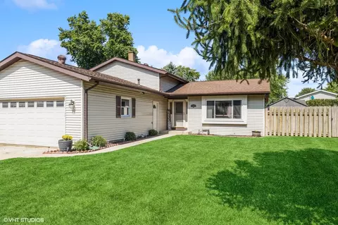 5008 Sandburg Dr, Mchenry, IL 60050