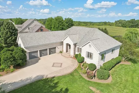 8757 Country Shire Ln, Spring Grove, IL 60081