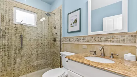 Bath - 2150 Mcdaniel Ave, Evanston, IL 60201 photo 2 of 4