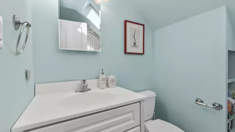 Bath - 2150 Mcdaniel Ave, Evanston, IL 60201 photo 3 of 4
