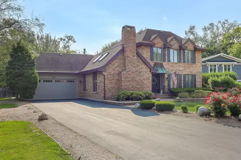 321 Chatelaine Ct, Willowbrook, IL 60527 photo 2