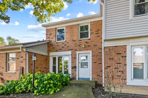 3022 Jamestown Ct, Streamwood, IL 60107