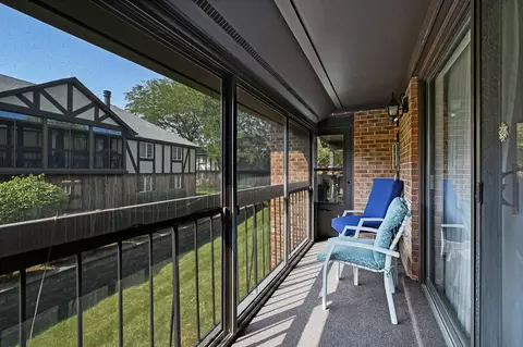 239 Brookside Ln #D, Willowbrook, IL 60527 photo 3