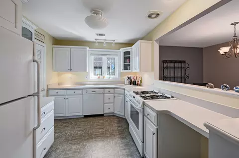 239 Brookside Ln #D, Willowbrook, IL 60527 photo 5