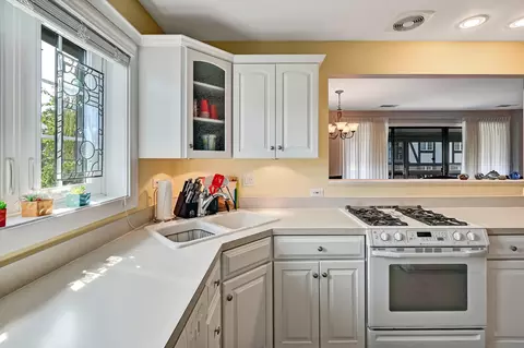 239 Brookside Ln #D, Willowbrook, IL 60527 photo 6