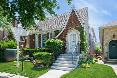 2933 W Greenleaf Ave, Chicago, IL 60645