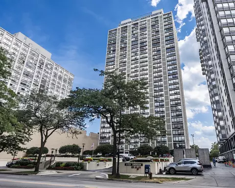 5733 N Sheridan Rd #4B, Chicago, IL 60660