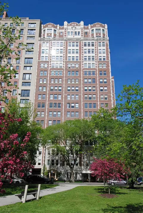 2440 N Lakeview Ave #16F, Chicago, IL 60614
