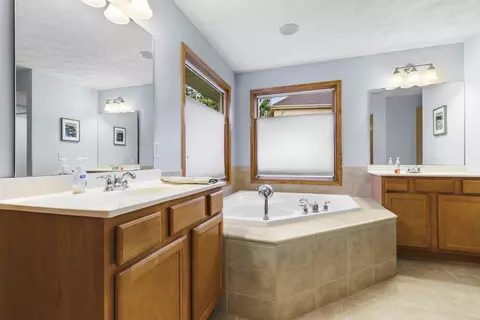 Bath - 6117 Windflower Way, Roscoe, IL 61073 photo 3 of 8
