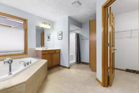 Bath - 6117 Windflower Way, Roscoe, IL 61073 photo 2 of 8