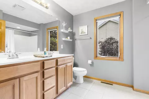 Bath - 6117 Windflower Way, Roscoe, IL 61073 photo 4 of 8
