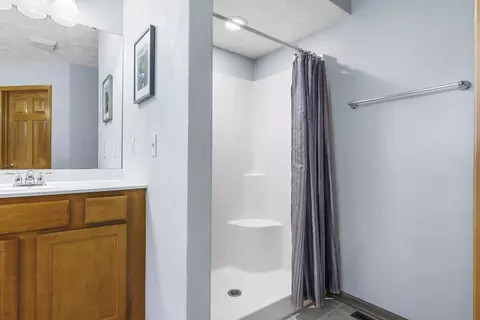 Bath - 6117 Windflower Way, Roscoe, IL 61073 photo 5 of 8